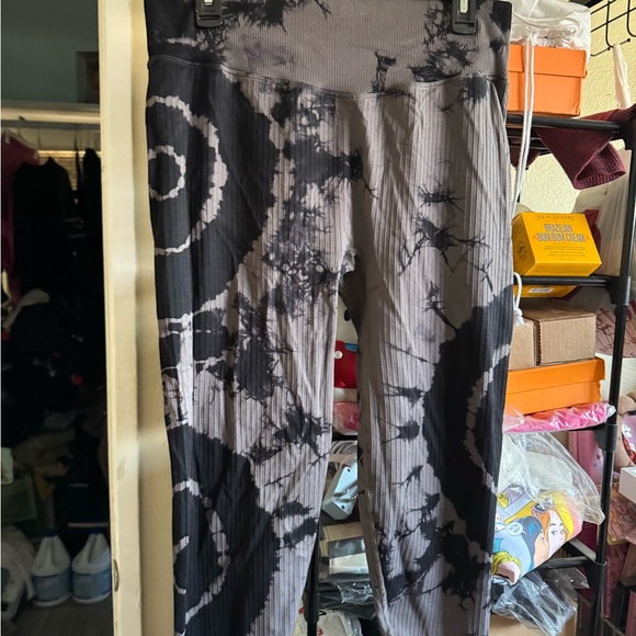 PINK Victoria Secret Tie-Dye Black and Gray Leggings size XXL - Picture 1 of 3